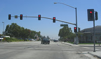 Um Exemplo típico de Como Semaforos São montados na Califórnia.