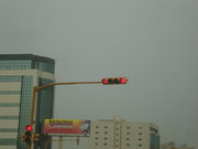 Este semáforo em Khobar E câmera de vídeo-sincronizado (logotipo Acima da luz vertical) e TAMBÉM OS Mostra Segundos restantes parágrafo Change to o Próximo estado (à luz horizontal)