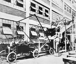 Linha de montagem da Ford, 1913