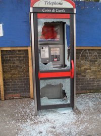 A cabine de telefone vandalizado com vidro temperado