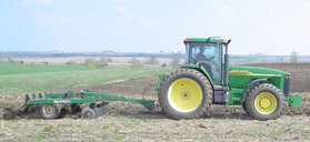 Um moderno John Deere 8110 Trator agrícola.