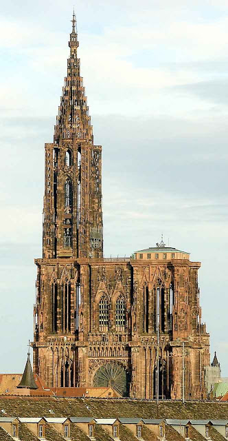A catedral emerge entre os tetos da cidade