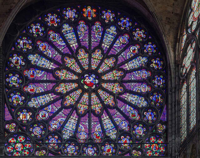 Basílica abacial de St Denis, Paris, França, rosácea do transepto norte. foto David Iliff 