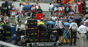 Formula One pneus sendo empurrado para a grade em carroças para os Estados Unidos Grand Prix 2005