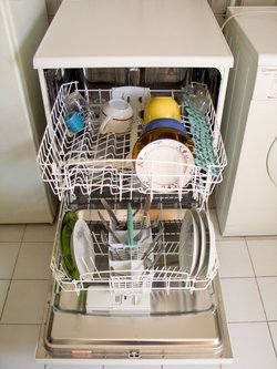 Uma máquina de lavar louça