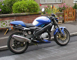 A 125 cc moto, o fabricado-italiana Cagiva Planeta.