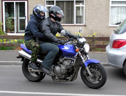 Motociclistas em um Honda CB600F Hornet.