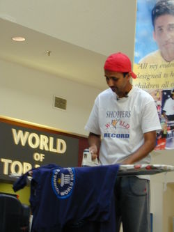Suresh Joachim, a poucos minutos de quebrar o recorde mundial de passar roupa em 55 horas e 5 minutos, a Shoppers World Brampton.