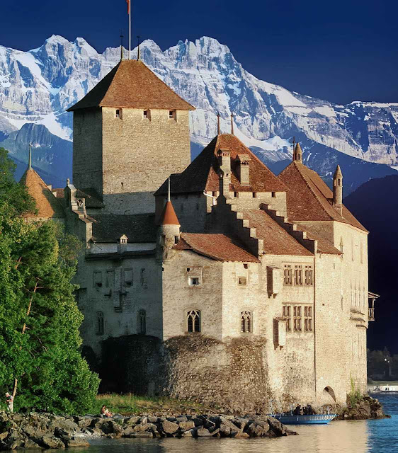 Castelo de Chillon, sobre o lago Léman, na Suíça