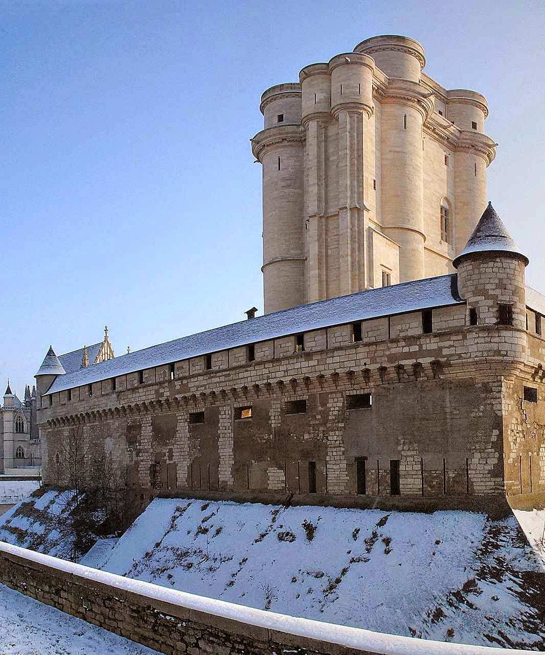 Torre de menagem do castelo real de Vincennes, Paris, França.  A mais alta da Europa: 50 metros. No fundo: a capela