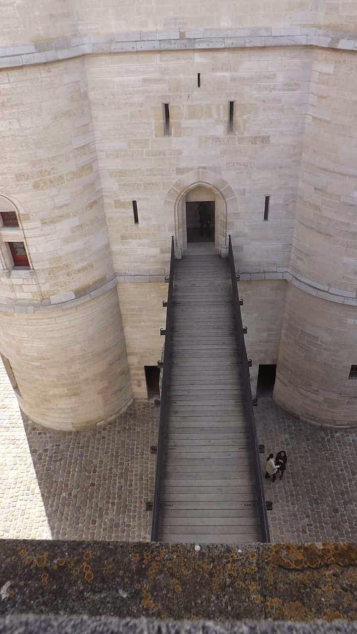 Ponte que liga o castelo ao donjon podia ser retirada, isolando a torre. Vincennes, Paris