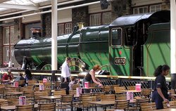 Hagley Salão locmotive vapor em exibição na área do restaurante do Centro Comercial McArthur Glen, Swindon, Inglaterra