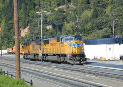 Locomotivas diesel-elétricas Gêmeas do reabastecimento Union Pacific em Dunsmuir, California