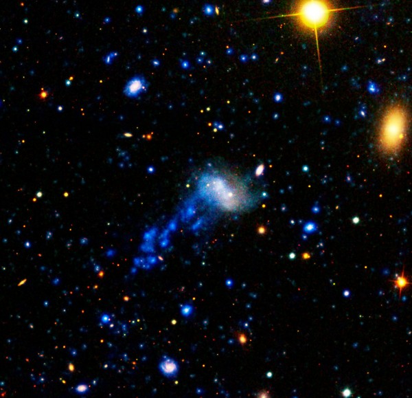 A imagem ultravioleta da galáxia mostra um rastro de bolas de fogo, prova que aponta para sua morte iminente