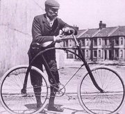 Bicicleta em Plymouth vitoriana, com um predecessor do diamante-frame Starley