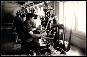 Folding máquinas em operação na Chr.  Bjelland & Co. AS em Stavanger, Noruega, 1905