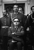 Augusto Pinochet senta-se com óculos de sol na parte da frente do chileno Junta