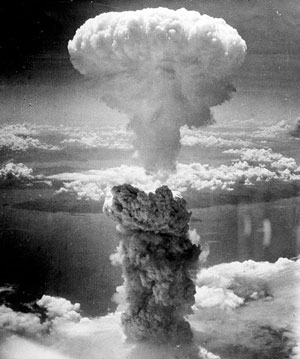 Núvem em forma de cogumelo resultante da explosão da bomba "fat-man" lançada sobre a cidade de Nagasaki em 1945