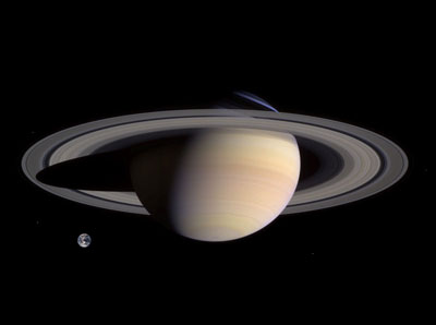 Imagem do planeta Saturno, mostrando os seus anéis e comparando o seu tamanho com o planeta Terra