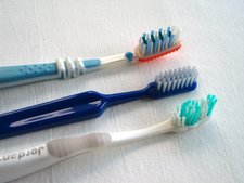 Três escovas de dentes