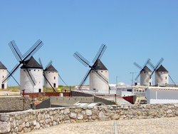 Moinhos de vento espanhol em La Mancha.