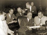 Getúlio Vargas, Paulo Baeta Neves e outros por ocasião da posse de Vargas no Senado. Rio de Janeiro (DF), dez. 1946.