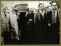 Dir/esq: Tancredo Neves, João Goulart e outros durante enterro de Getúlio Vargas. Agosto 1954.