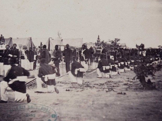 Procissão no Tagy durante a Guerra do Paraguai (Foto: Fundação Biblioteca Nacional)