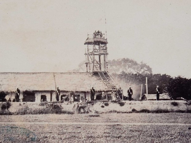 Residência do Barão do Triunfo, na fronteira entre o Brasil e o Paraguai, é protegida por tropas (Foto: Fundação Biblioteca Nacional)