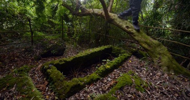Imagem de sítio arqueológico com caixões feitos com pedra calcária, encravado na floresta tropical. (Foto: Ted Aljibe/AFP)