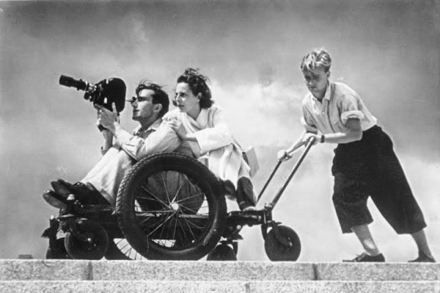 Leni Riefenstahl, a cineasta predileta de Hitler, filmando em 1936.