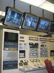 A sala de 'Controle E Pulstar Reactor Nuclear.