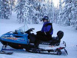Imagem de um snowmobile com um único piloto