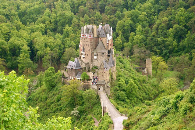 Burg Eltz no meio da floresta