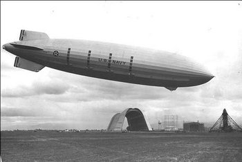 US Navy Zeppelin sobre Moffett Field em 