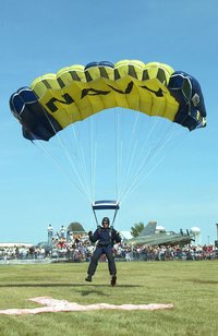 Um display US NAVY saltador aterrar "quadrado" pára-quedas ram-air