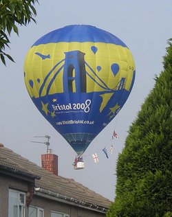 Um balão de ar quente sobre Bristol, Inglaterra, cerca de dois minutos do pouso.