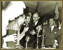 Segadas Viana (ao centro) abraça João Goulart durante a cerimônia de transferência do cargo de ministro do Trabalho. 17 jun. 1953.