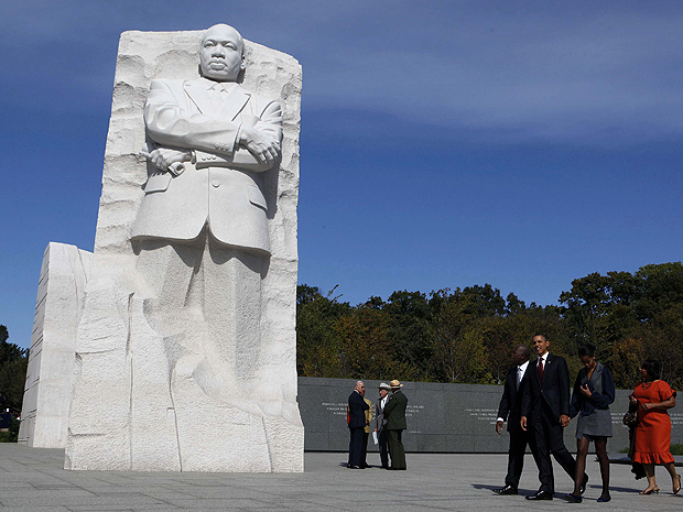 O presidente americano Barack Obama e a primeira-dama passeiam ao redor do monumento (Foto: Reuters)