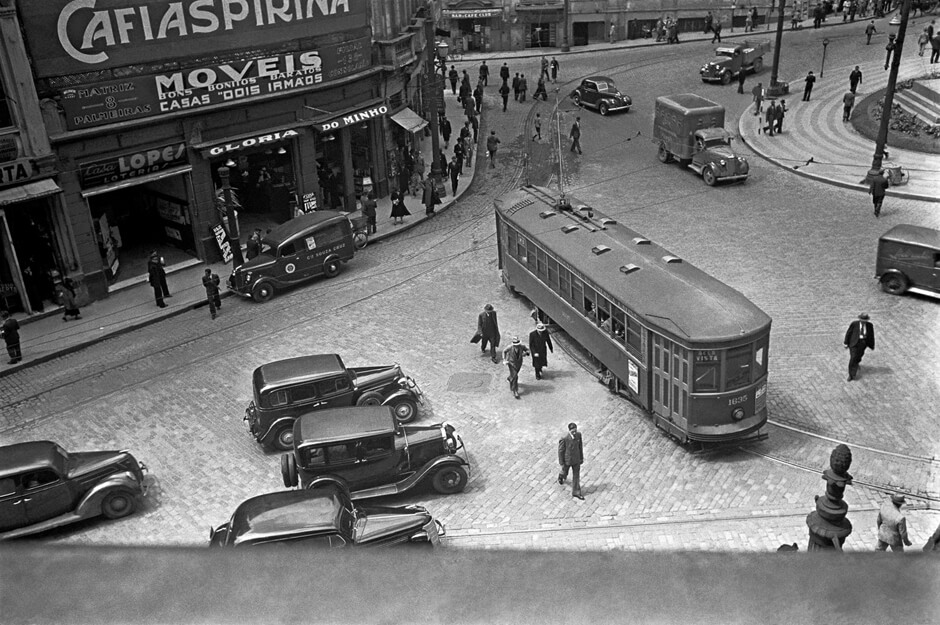 Praça do Correio. O quarteirão à esquerda desapareceu com a abertura da avenida Prestes Maia, São Paulo – década de 40.