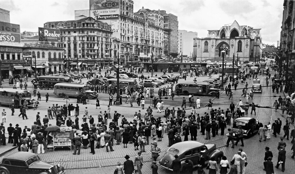 Largo da Sé e a Catedral sendo construída, São Paulo – década de 40.