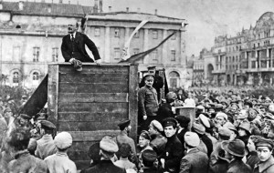 Lênin discursando à multidão com Trotsky de pé, na escada do palanque. Foto de 1920.