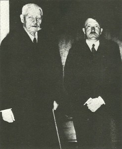 Hitler ao lado do marechal Paul von Hindenburg, então presidente da Alemanha. Foto de novembro de 1932.