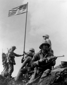 Fuzileiros americanos hasteiam a bandeira em Iwo Jima. Foto de Joe Rosenthal, 23 de fevereiro de 1945.