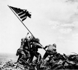 Içando a bandeira em Iwo Jima. Foto de Joe Rosenthal, 1945, Prêmio Pulitzer de Fotografia.