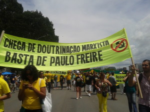 vicios_paulo-freire-faixa-protesto